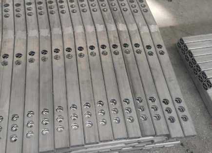 陕西金錾铝型材拉弯加工异形拉弯时要注意什么